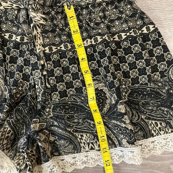 🌸 Black & Tan Patterned Shorts L - Picture 3 of 5
